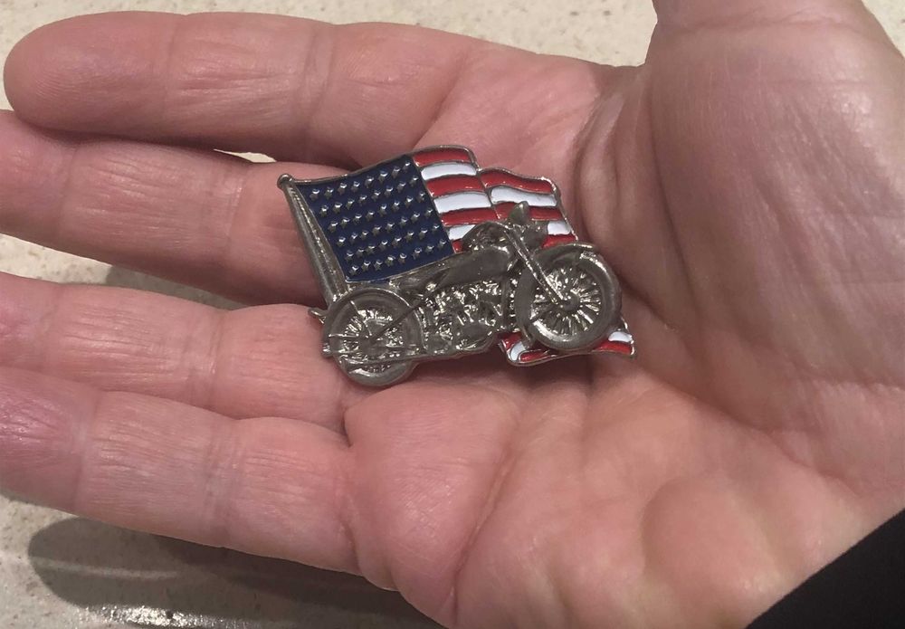 Conjunto de 2 Pin's de mota com bandeira da América