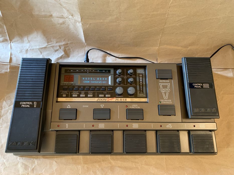 ,Danelectro Fuzz,  CryBaby USA,Zoom 8080, Digitech Crossroads