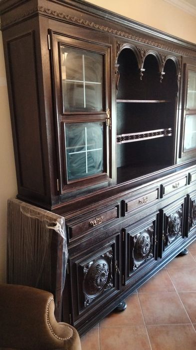 Sala completa com louceiro, mesa e 8 cadeiras