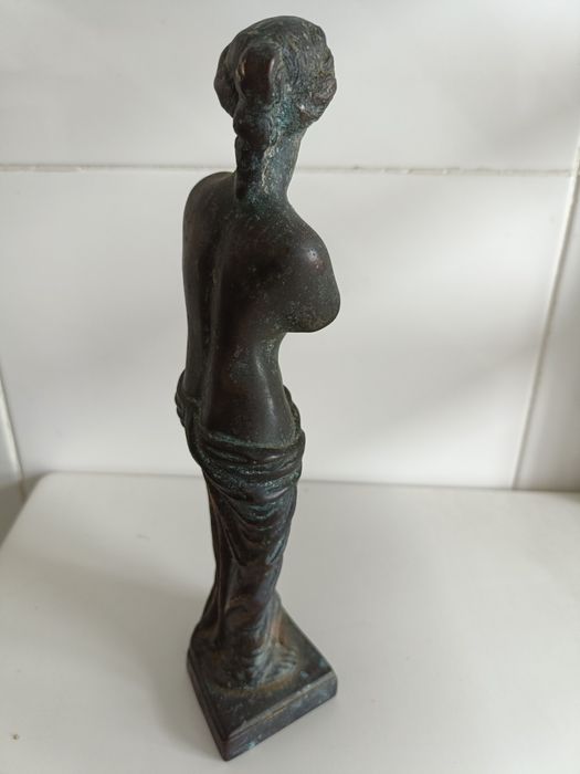 Estatueta em bronze426579546321735684