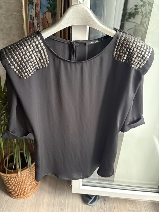 Блуза с акцентными плечами  Италия