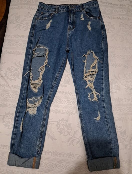 Calças de ganga mom fit com rasgões