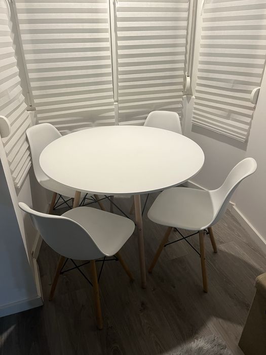 Vendo mesa de sala/ jantar com cadeiras