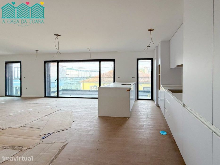 Apartamento T3 com Lugares de Garagem em Esgueira