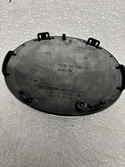 Toyota Corolla E21 Yaris IV emblemat pod radar przód znaczek logo