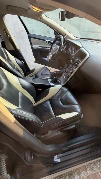 Volvo XC60 2011 R-Design D3