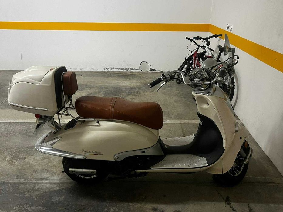Scooter 125 estilo Vespa – 2.000 km – como nova