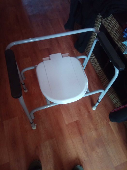 Ходунки и переносной туалет.