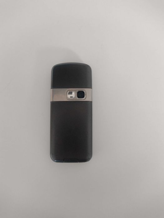 Telefon komórkowy Nokia 6070, na chodzie.