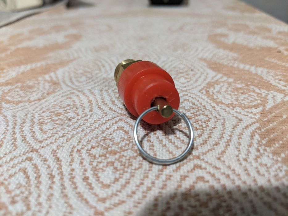 Воздухоотводной и подрывной защитные клапана.