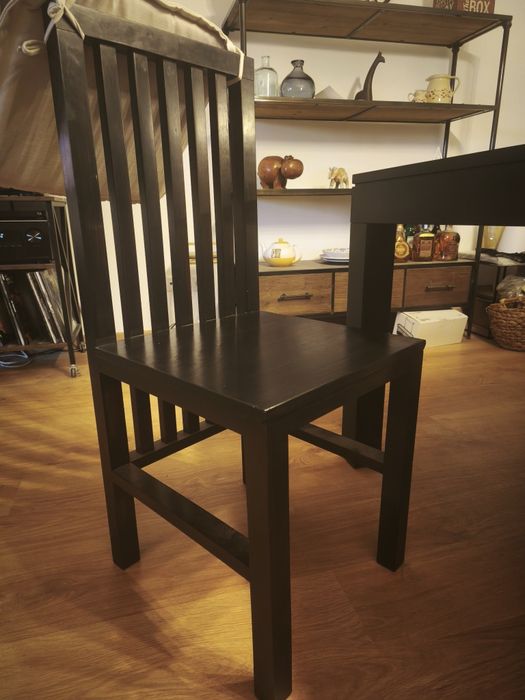 Vendo mesa de sala de jantar e 4 cadeiras em madeira (preço á parte))