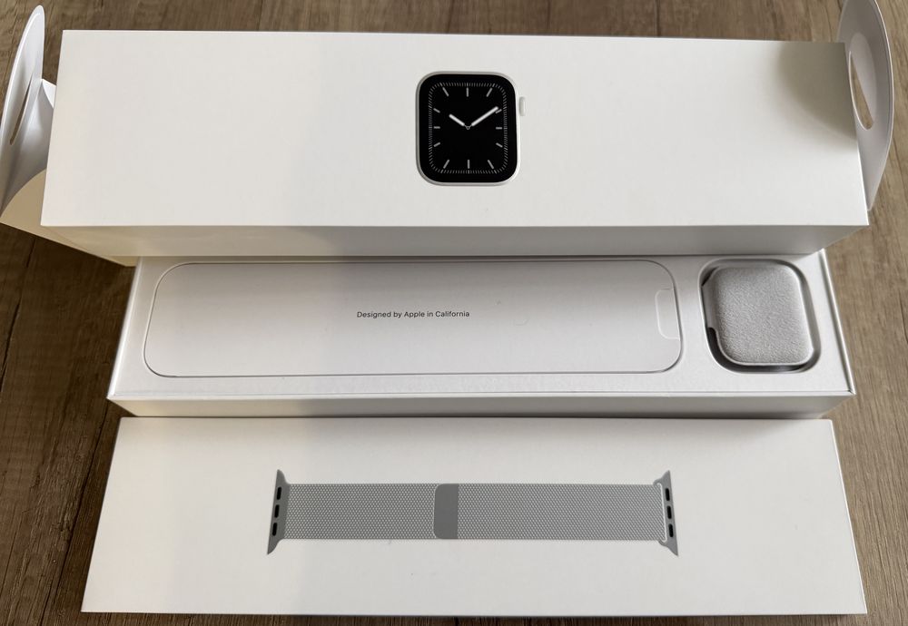 Apple Watch 4 44 Silver  Stainless Steel Milanese Loop