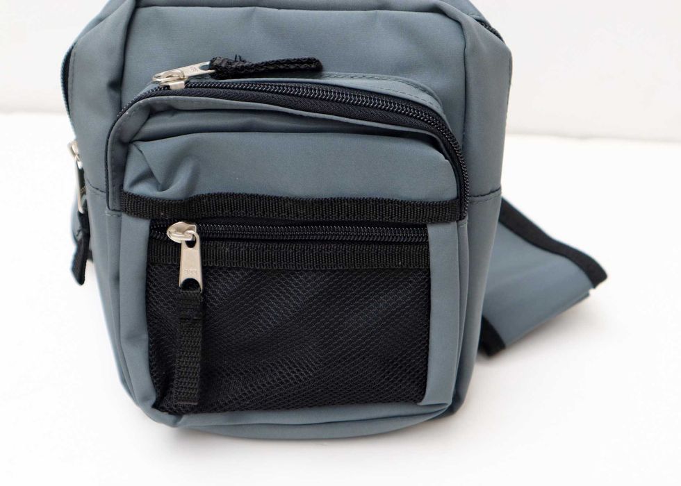 Bolsa tiracolo cinzenta como nova