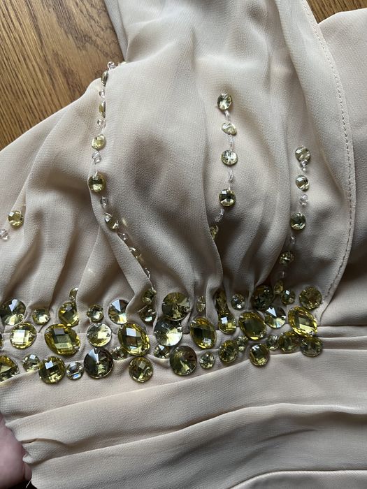 Piękna beżowa sukienka wieczorowa z brylancikami S