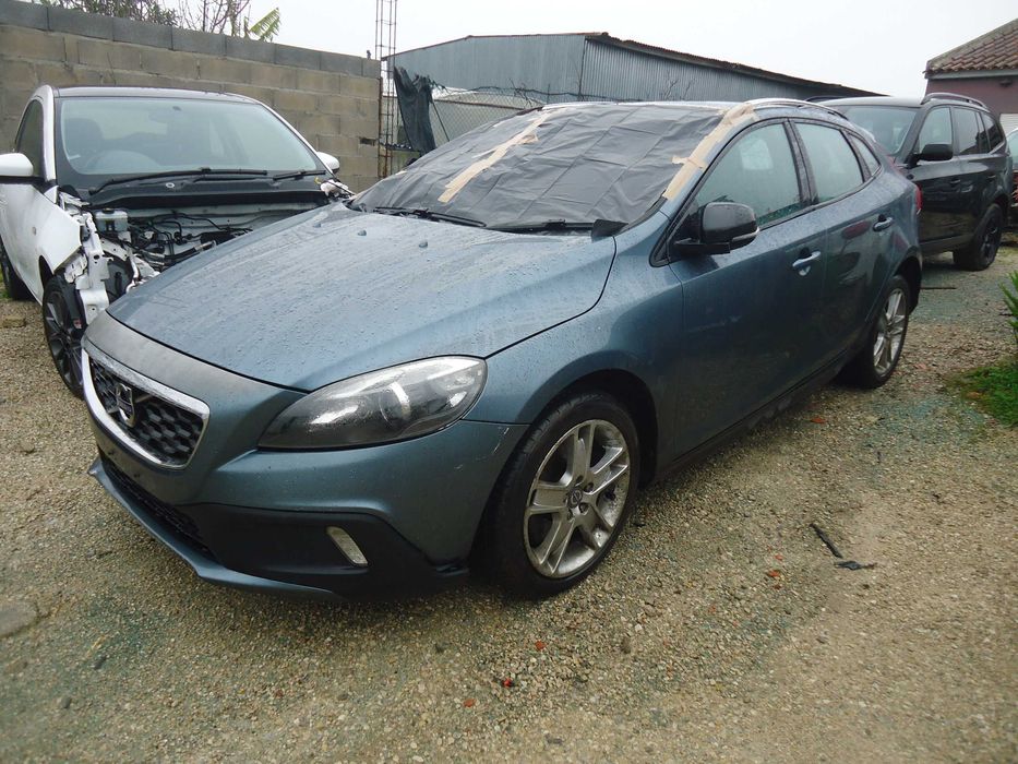 Volvo V40 Cross Country Lux D2 115cv de 2013 só ás peças
