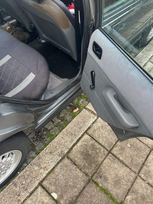 Ford Fiesta 1.1 vendo carro a trabalhar e a andar, com batida à frente