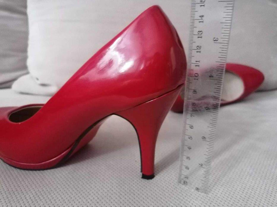 Czerwone buty na obcasie.