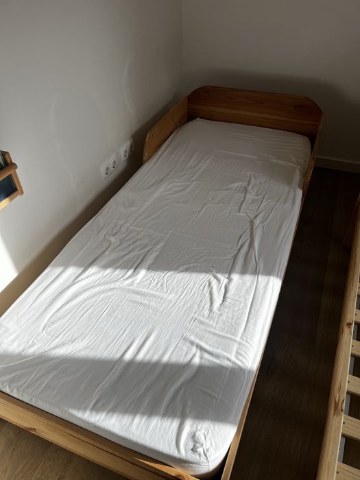 Cama em pinho e colchão como novos