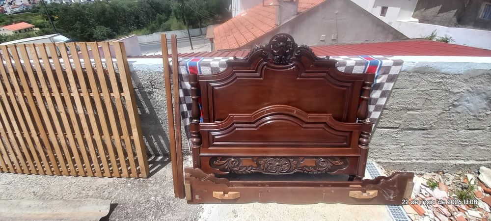 Cama casal de mogno