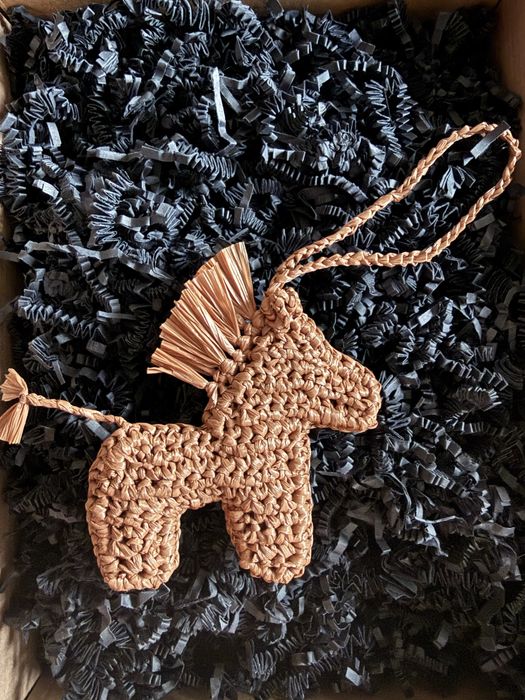 Ręcznie robiony brelok na torebkę – konik z rafii Bag charm