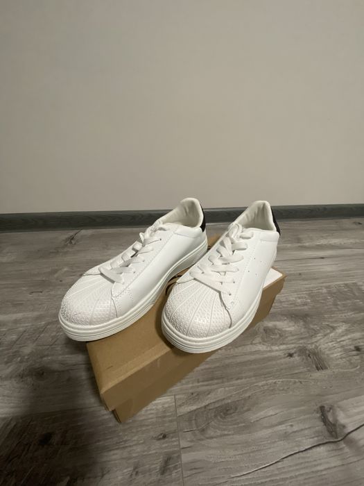 Нові білі кросівки 38 розмір