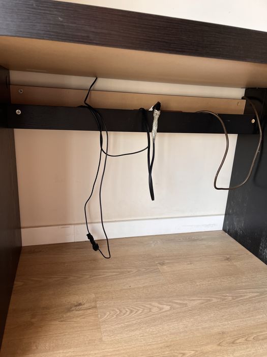 Secretária preta com gavetas