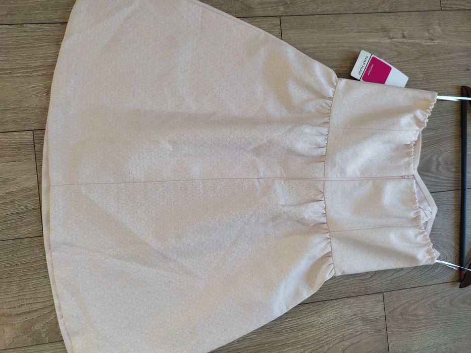 Sukienka z odkrytymi ramionami