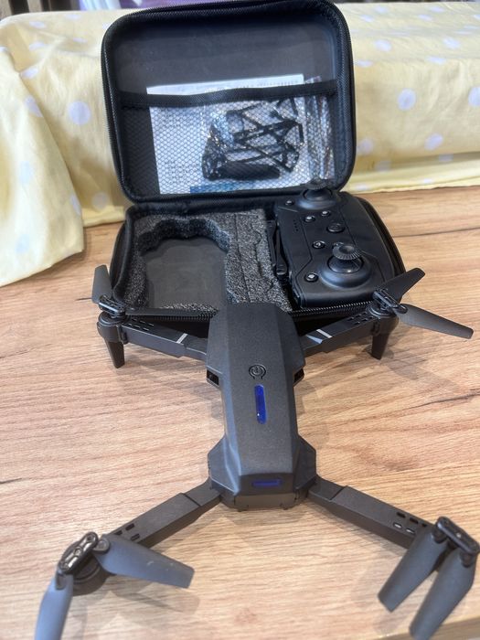Nowy dron E88 z kamerą dla początkujących