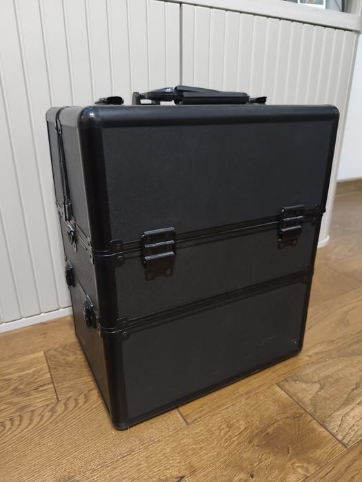 Kufer z akcesoriami do hybrydy