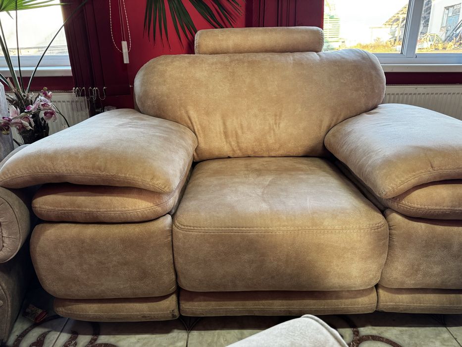 Мʼякі пуфіки беживого коляру