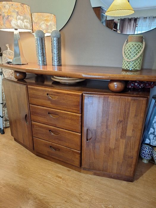 Mobília sala com aparador e mesa com cadeiras