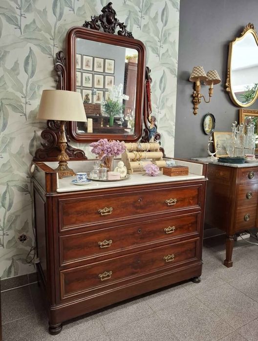 Cómoda Romântica. Oferecemos a entrega na zona de Lisboa.