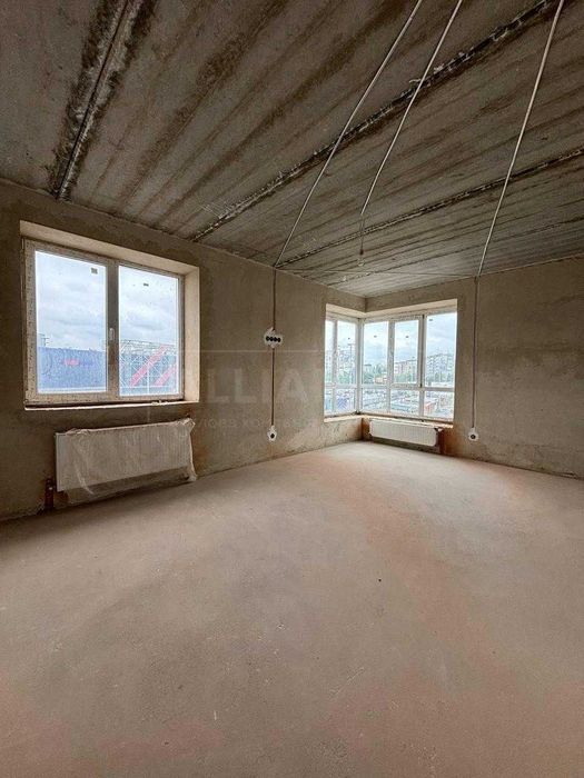 Простора 2-х.кімнатна квартира 71м2 з частковим ремонтом . біля Арсену