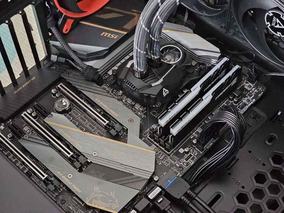 Płyta główna: MSI MEG Z490 ACE + 32GB G.Skill TridentZ RGB 4000MHz