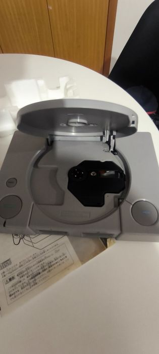 Sony PlayStation 1 "Dual Shock" Original Completa - SCPH-7000 (Edição Japonesa)