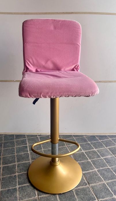 Cadeira elevatória cinza com capa rosa