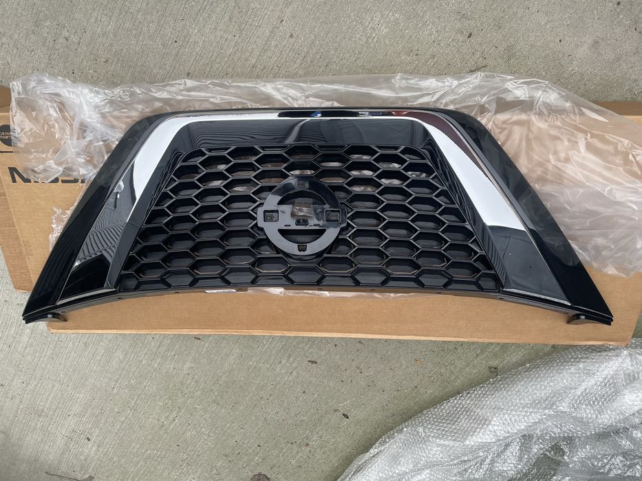 Решітка радіатора Nissan Murano z52 2019-24, нова оригінал 623109UF0D