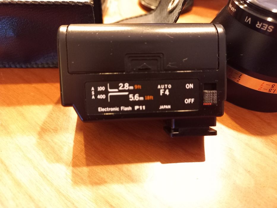 Máquina fotográfica manual antiga olympus com flash e lente extra