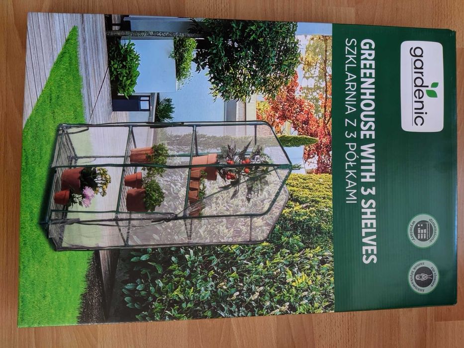 szklarnia z 3 półkami