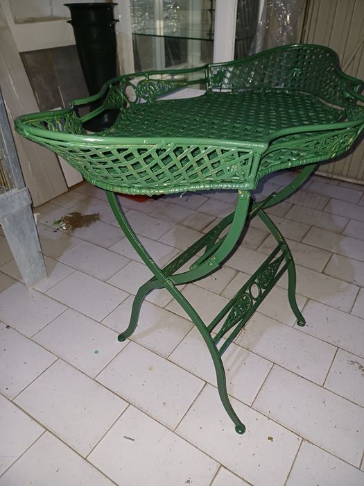Mesa de chá em ferro e palhinha