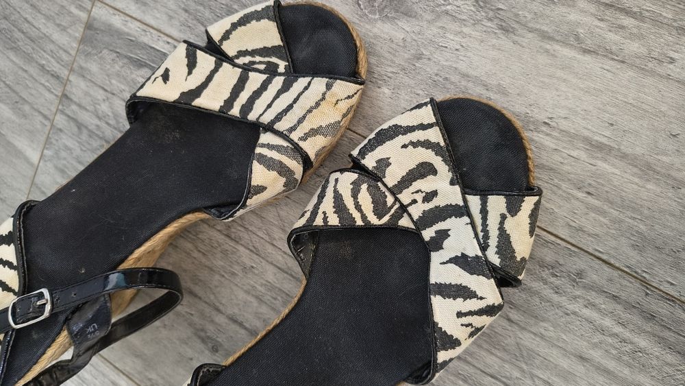 Sandały na koturnie zebra