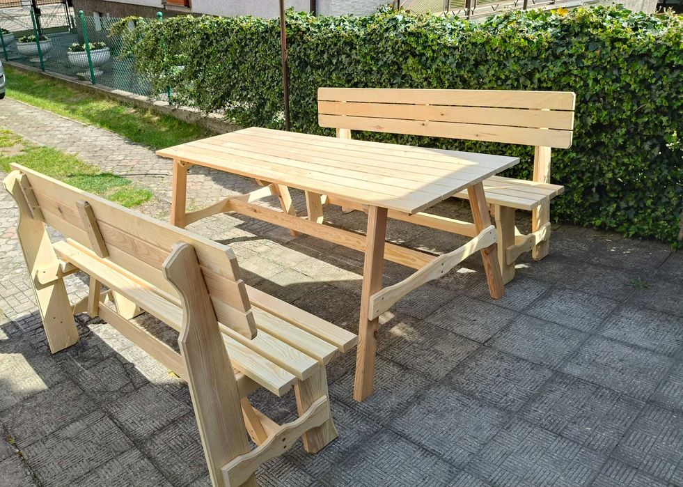 Ładny komplet do ogrodu stół i ławki