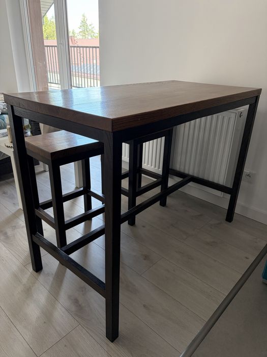 Stół barowy z 2 hokerami – lite drewno, ręczna robota, LED