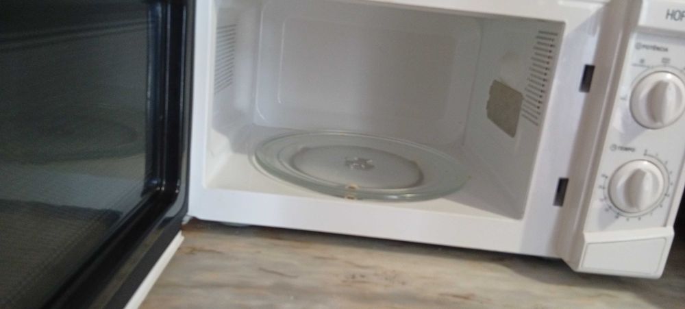 Máquina de lavar roupa e microondas
