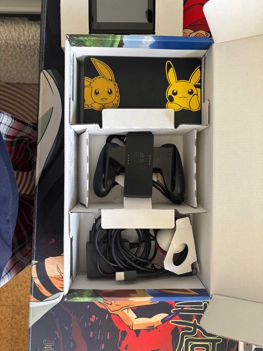 Nintendo Switch Versão Eevee e Pikachu
