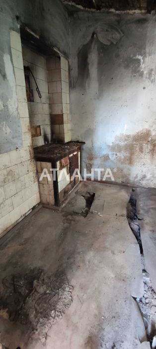 Пропонується на продаж квартира на землі під реконструкцію.