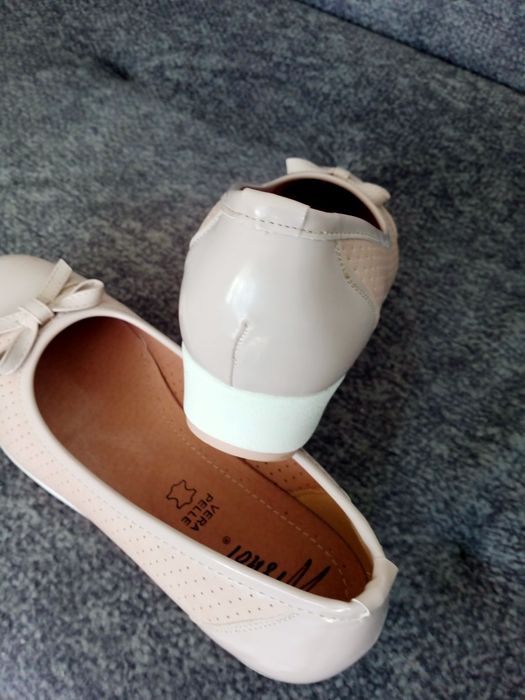 Buty typu czółenka, beżowe.