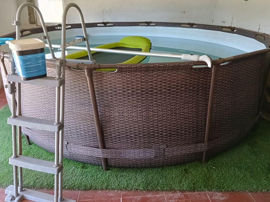 Piscina com acessórios