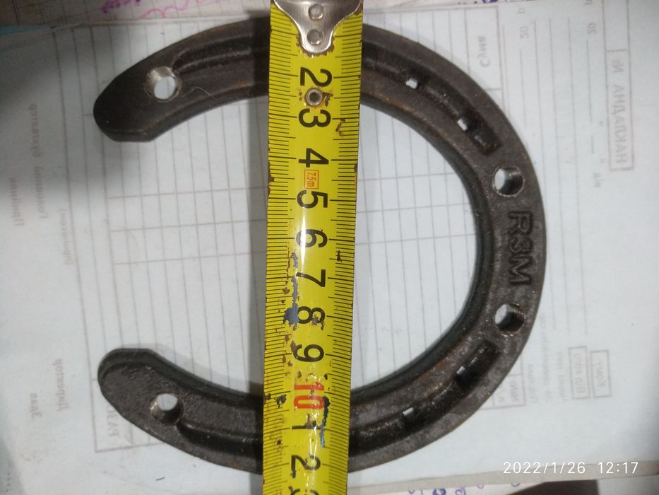 Підкови і цвяхи до них в асортименті різних розмірів і моделей