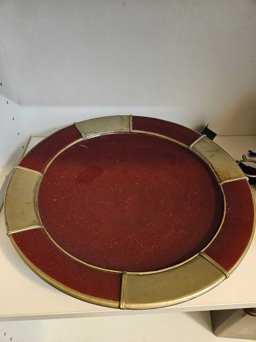 Prato vermelho decorativo de loiça